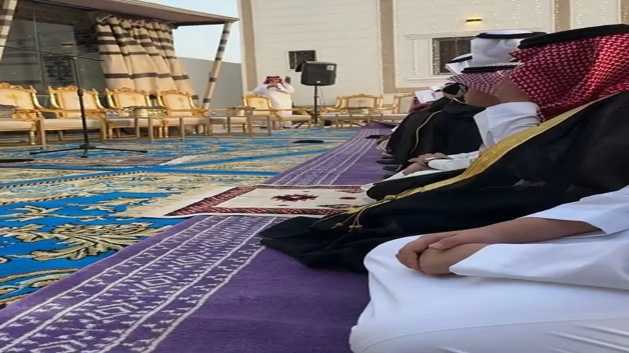 مشهور سعودي يثير جدلاً بصلاة العيد في فناء خاص بدون تصريح